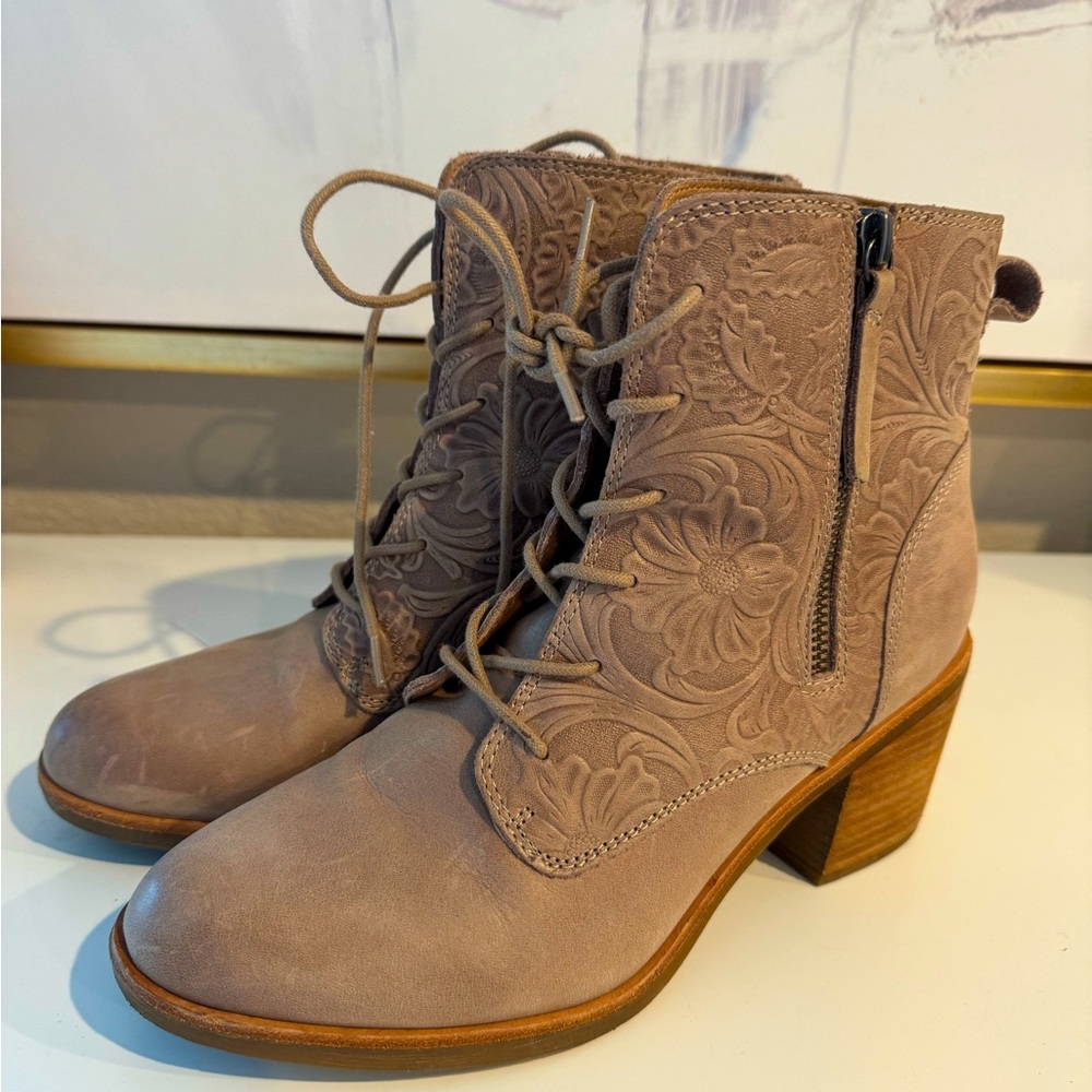 SOFFT Boots Size 9 (like new)